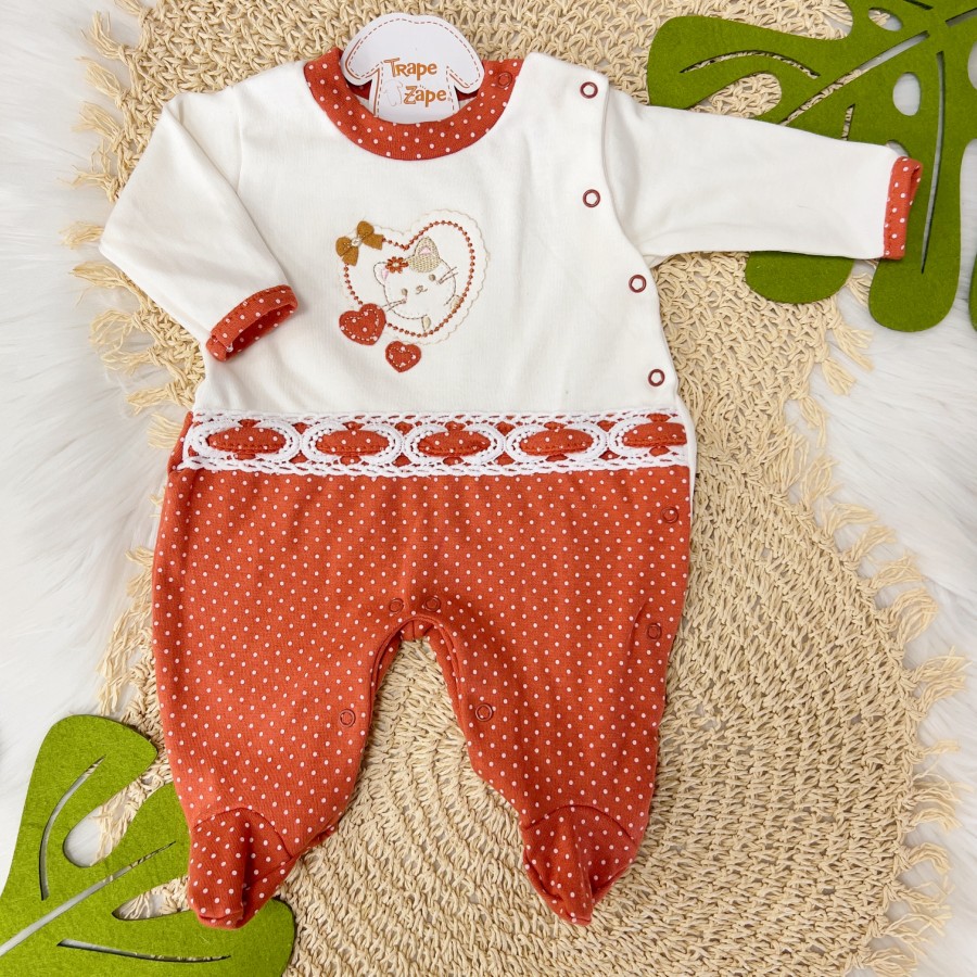 Macacão Trape Zape-  Coração Gatinha- Off White e Cor telha com Poá